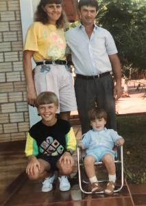 Ivandro, durante a infância, com os pais e o irmão mais velho, na casa do tio, em Cerro Largo, Rio Grande do Sul. Ele conta que essa fotografia é importante pois o relembra de sua essência quando criança e de suas raízes.