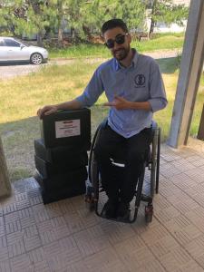 Ivandro no dia da defesa do seu Trabalho de Conclusão de Curso em Engenharia na Universidade Federal do Rio Grande. Ao lado dele, estão diversas caixas de arquivos, repletas de plantas, materiais e memoriais descritivos do curso. Ele conta que a fotografia é importante pois representa o sentido de todos os anos de trabalho e estudo e suas conquistas.