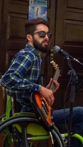 Ivandro tocando contrabaixo durante uma apresentação de sua banda de rock no início da graduação, na FURG, RS. A ocasião era um evento cultural da faculdade e Ivandro e os colegas decidiram tocar.