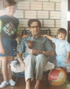 Ivandro com seu irmão e seu avô materno, que faleceu quando ele ainda era criança. As lembranças do avô materno vem das fotografias que a família guarda. Nessa fotografia, Ivandro relembra da serenidade do avô, característica que sua mãe também possui.