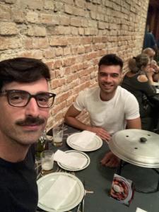 Carlos Eduardo e seu namorado, Lucas, em uma pizzaria na Vila Mariana (SP). Essa fotografia representa, para Carlos, a felicidade e amor de todos os dias.