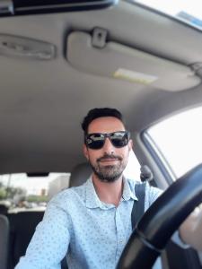 Carlos Eduardo dirigindo seu carro, uma das atividades que mais gosta de fazer. Aprendeu a dirigir aos dezesseis e tirou habilitação logo aos dezoito anos. Ele conta que sempre gostou de ver revistas de carros e considera lavar seu carro, um momento orgânico, de sossego e lazer.