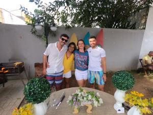 Carlos Eduardo durante o casamento de sua melhor amiga. Ele e Tracy se consideram quase irmãos, viveram muitas histórias e ciclos da vida um do outro e seguem unidos, em quase vinte anos de amizade. Na fotografia, estão: ele, Denise, Tracy e Lucas, seu companheiro. Essa fotografia marca todas as amizades de Edu.