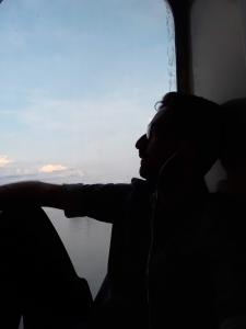 Carlos Eduardo durante uma viagem de barco entre a Argentina e o Uruguai. Nessa época, morava na Argentina e seguia viagem para visitar uma amiga no Uruguai. Ele conta que essa fotografia representa a importância que viajar tem em sua vida, sendo um momento de prazer, relaxamento, de conhecer outras culturas, lugares e aspectos da vida.