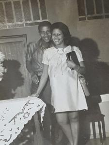 Os pais de Alexon, Eunice e Daniel, durante a gravidez do filho. Quando Alexon nasceu, eles tinham apenas onze meses de casamento. A fotografia foi tirada na Primeira Igreja Batista de Ipanema, no Rio de Janeiro.