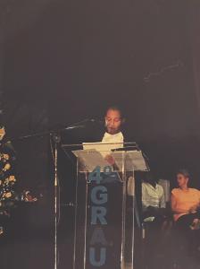 Alexon como orador de sua turma, durante a formatura do curso de Engenharia de Produção, na Universidade Federal Fluminense. Ele conta que, nessa época, a UFF passava por uma greve muito grande e só conseguiu defender o projeto final após esse período, enquanto trabalhava em São Paulo e participava da comissão de formatura.