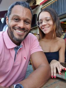 Alexon e sua filha Angela no último Dia dos Pais em 2022, em um bar em Botafogo, no Rio de Janeiro. Ele e a filha estavam assistindo ao jogo do Flamengo ali e depois foram encontrar o pai/avô para curtir o dia juntos.