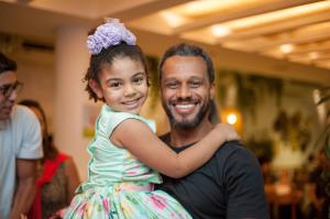 Alexon com sua única sobrinha, Gabriella, durante o aniversário de cinco anos da menina. Gabriella é filha de sua irmã, Aline.