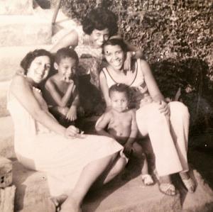 Eunice, mãe de Alexon, com as amigas, em meados de 1978. Na fotografia, estão: Tia Brazelina, uma grande amiga de sua mãe e a madrasta de Alexon, Ione, que era a melhor amiga de sua mãe. Nessa época, Ione, muito presente em sua família, tinha um fusca de cor creme e levava todo mundo para o cinema e para os parques. Anos depois, após o falecimento de Eunice, Ione passou a apoiar o pai de Alexon, primeiro como amigos e, depois, como companheiros de vida. Dentro da nova configuração da família Fernandes, Alexon conta que Ione agrega muito e é a avó de coração de sua filha.