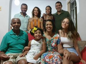Natal em família e aniversário da irmã de Alexon em 2020. Daniel, pai de Alexon, faz questão de ter a família reunida nessa data importante. Essa fotografia, para Alexon, representa seus diversos amores. Foi também o primeiro Natal que Marcelle, sua namorada, estava com eles.