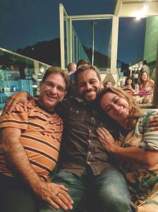Alexon com Flavio e Karina, um casal de amigos que Alexon conheceu através de uma amiga em comum no Facebook. Ele conta que, ao se conheceram pessoalmente, a conexão entre amigos foi instantânea. São pessoas muito queridas pra ele.