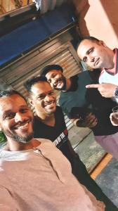 Alexon com alguns de seus melhores amigos, Marlon, Ronilson e André. Ele conta que Marlon também é filho de uma grande amiga de sua mãe e pai de uma amiga de Angela, filha de Alexon.  Essa fotografia, além de simbolizar uma história entrelaçada por carinho e momentos de parceria, também representa a fortaleza de suas amizades.