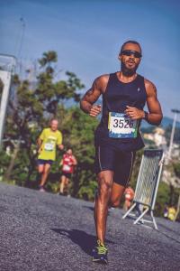 Alexon correndo umas de suas últimas meia maratonas, a Asics Golden Run, em 2019. Ele conta que praticava corrida há quase 18 anos e que o esporte o salvou, ensinando ele a ter paciência e disciplina.