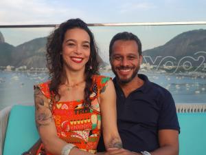 Alexon e Marcelle, sua namorada, durante a comemoração do aniversário dela, em 2022. Alexon conta que Marcelle é uma pessoa muito simpática, faz amizades muito fácil, é super talentosa e interessante. O lugar da fotografia foi onde ele a pediu em namoro, em 2019.