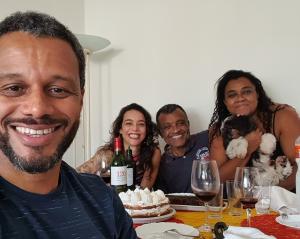 Alexon, sua namorada Marcelle e seus amigos, Joel e Estella. Essa fotografia representa como a família inteira deles sempre esteve presente em sua vida, tanto os irmãos, quanto o pai deles, Oscar Ribeiro da Silva,  o médico que fez seu parto.