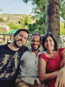 Alexon e um casal de amigos, Elise e Bruno, durante a comemoração de seu aniversário, em 2021. Ele conta que a amizade entre eles é uma marca perene em diversos momentos e fases da vida, enfrentando dores parecidas, vivendo amores que perduram e cultivando o carinho.