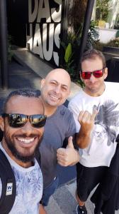 Alexon e os amigos Flavio e Gustavo, durante uma visita a São Paulo, em 2019. Ele conta que aproveitou uma viagem de lazer com a filha para reencontrar os amigos da faculdade, que não via há bastante tempo.