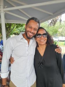 Alexon com Sandra Paschoal, sua “mãe” intelectual. Ele conta que conheceu a professora aos treze anos, na escola dominical da Igreja Batista do Méier, onde Alexon cresceu. Durante toda a vida, Sandra foi alguém que o fortaleceu emocionalmente, por meio de muitas trocas.
