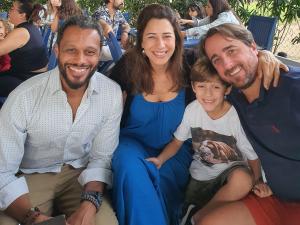 Alexon com um casal de amigos, Glaucio e Lucia, amigos da época da faculdade. Ele conta que o casal, durante o curso, não namorou, mas depois de anos, se reencontraram, se casaram e tiveram o filho Davi, também na fotografia. Alexon foi o padrinho de casamento deles.
