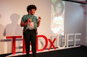 Bia Santos em seu primeiro TEDx como speaker, na Universidade Federal Fluminense, em Niterói, no Rio de Janeiro, em que falou sobre a importância da vulnerabilidade para construção de relacionamento, tema caríssimo para a sua construção como pessoa.