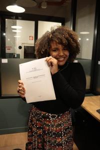 Bia no escritório da Barkus, durante a aprovação de seu Trabalho de Conclusão de Curso da pós-graduação em História e Cultura Africana e Afro-brasileira, sobre empreendedorismo negro e feminino nos séculos XVIII e XIX.