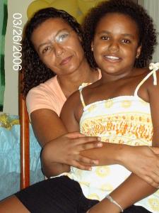 Bia no colo da mãe, durante seu aniversário de dez anos, celebrado após muito esforço materno, no qual, além da festa, ganhou sua primeira cachorrinha, Meg. Uma grande dedicação de Dona Jane.