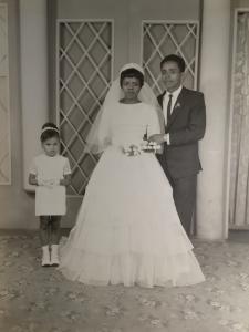 O casamento dos pais de Sergio, Cleusa e Flodoaldo. Essa fotografia representa o início da família, a união e o compromisso entre eles, tendo, inclusive, abandonado trabalho e estudo para começarem a família.