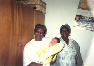 Cleusa e Julia, mãe e avó de Sergio, segurando um dos sobrinhos dele, filho da irmã, Cinthia. Ele conta que a alegria pela chegada do menino contagiou sua mãe e a família. A fotografia foi tirada no Jardim Santo Eduardo, em Embu das Artes.