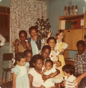 Sergio entre seus primos na casa da avó, no Jardim São Luís, na zona sul de São Paulo. Da esq. para dir., Flávio (irmão de Sergio), Vagner (primo), Alexandra, Cristiane, Sergio, Michelle, Leandro (irmão), Cinthia (irmã mais velha), Fabinho no colo e Renato.