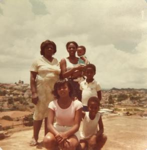Sergio com sua família na época do Natal. Na fotografia, estão: sua avó Julia, sua tia Lucia Helena, a provedora dos natais, com o Fabinho no colo, Cinthia agachada e Leandro e Sergio em pé.