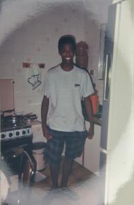 Sergio aos 16 anos, na casa da família. Ele conta que nessa época já trabalhava no Mappin como auxiliar de escritório e ia todos os dias de ônibus do Jardim Santo Eduardo, em Embu das Artes, para o Terminal Bandeira, em São Paulo, uma longa viagem.