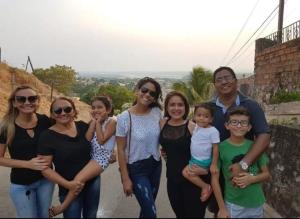 Milca com sua família mais próxima, sua mãe, seus irmãos, sobrinhos e cunhada.  Ela conta que foi um momento gostoso, pois estavam há um ano sem se ver e a fotografia, que sempre é repetida nos encontros da família, a lembra do momento e das mudanças da vida, em que as crianças crescem, mas todos permanecem unidos.