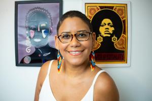 Milca quando raspou os cabelos, em 2021. Ela conta que a fotografia representa um momento de autoconhecimento, em que percebeu que sua beleza estava fora dos padrões e carregava uma ancestralidade, representada na foto, pelo cabelo raspado, pelos brincos, feitos por mulheres indígenas de Santarém, e dos quadros atrás de si, reafirmando sua identidade como mulher negra e sua autoestima.