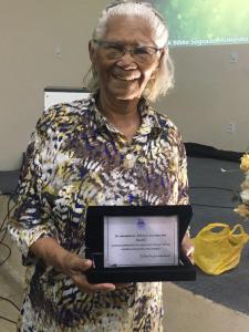 A avó de Milca, Raimunda, recebendo uma homenagem da igreja que frequenta em Marabá, no Pará. Milca conta que a avó tem uma relação muito forte com o cristianismo e estava muito feliz e orgulhosa de ser reconhecida como membro honorária da igreja.