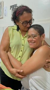 Milca abraçada com sua mãe, durante uma visita que fez a Santarém, para comemorar seu aniversário, em 2022. Ela conta que foi recebida pela mãe com cuscuz e um grande abraço, esse da fotografia, onde até fechou os olhos para sentir o carinho e o colo da mãe.