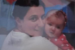 Filha e irmã de Antiella, a Karen, com a qual se reencontrou através dos filhos.