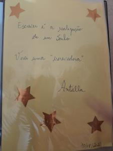 Pasta de recortes da coluna no jornal impresso de Santa Cruz. Antiella realizou o grande sonho de escrever e coleciona seus escritos nesta pasta.