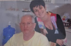 Pai Osni e Antiella. Osni foi o pai que Antiella ganhou de presente e que cuidou dela de maneira muito amorosa, foi o amor da vida de sua mãe.