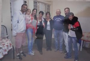Fabio (cunhado), Camila (irmã mais nova),  mãe, pai, Felipe e Thiago (sobrinho)
