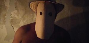 Ensaio fotográfico feito no quarto da casa de Celso. Estudos mediados por arte e terapia, durante o período da pandemia.
Deste ensaio foi produzido o primeiro FOTOLIVRO, Turvo,  pelo labfotocontemporanea.com, sob a orientação de Leonardo Ramadinha.