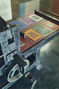 Obra realizada no grupo do professor Dony Gonçalves, do centro de artes Calouste Gulbenkian. Esse registro foi realizado no coquetel de apresentação de uma exposição no Ateliê Oriente.
Nesse dia, o pré-lançamento, Celso convidou sua filha para prestigiar o evento. Nesse mesmo dia ambos subiram de bondinho e passearam por Santa Tereza.