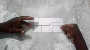 Nesse registro está retratado um redesenho da planta baixa da casa de Celso, reproduzido em papel vegetal, agora com uma linha vermelha costurado ao papel sulfite.
A costura é como uma inspiração da costura da memória e dos sentimentos, como uma forma de fazer as pazes com a história.