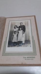 Família Santana 1958 Marlucia com 5 anos, acompanhada de seus pais e sua irmã.