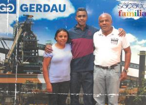 Jorge, sua esposa e o filho Henrique na GERDAU, onde Henrique Pires do Nascimento André é engenheiro. Henrique é o único que tem o sobrenome Nascimento, que Jorge deu como homenagem à sua mãe.
