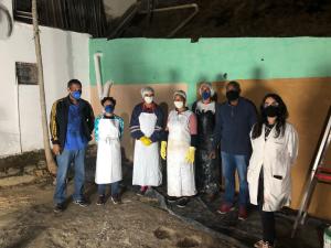 Jorge e seus alunos durante uma aula sobre tinta à cal e pigmento natural (tinta a base de terra) da Escola de Ofícios Tradicionais de Mariana.
