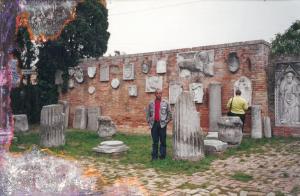 Jorge posando na frente de um painel em Veneza, de trabalhos de cantaria.