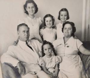Pai, mãe, eu e irmãs.
Em pé, da esquerda para a direita: Dora, Ligia e Lúcia.
Sentados: José Antônio da Cunha (pai), Tânia e Lydia da Cunha (mãe)