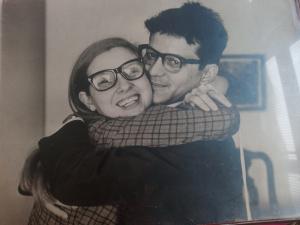 Dora e Ailton Henrique da Costa (marido).
Ambos eram importantes militantes do Partido Comunista Brasileiro à época, no início da Ditadura.