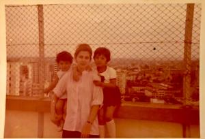 Dora com as filhas Cristina e Tânia no terraço do prédio de Curitiba na rua Carlos de Carvalho, onde moravam.
O curto período no qual a família morou em Curitiba foi para fugir da repressão oficial da Ditadura.