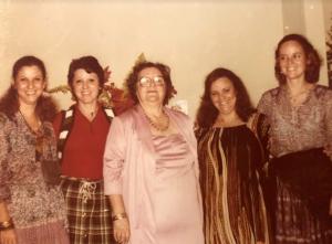 Aniversário de 60 anos de Lydia da Cunha, que está aqui acompanhada de todas as  suas filhas.
(da esquerda para a direita: Dora, Lígia, Lydia, Lúcia e Tânia).